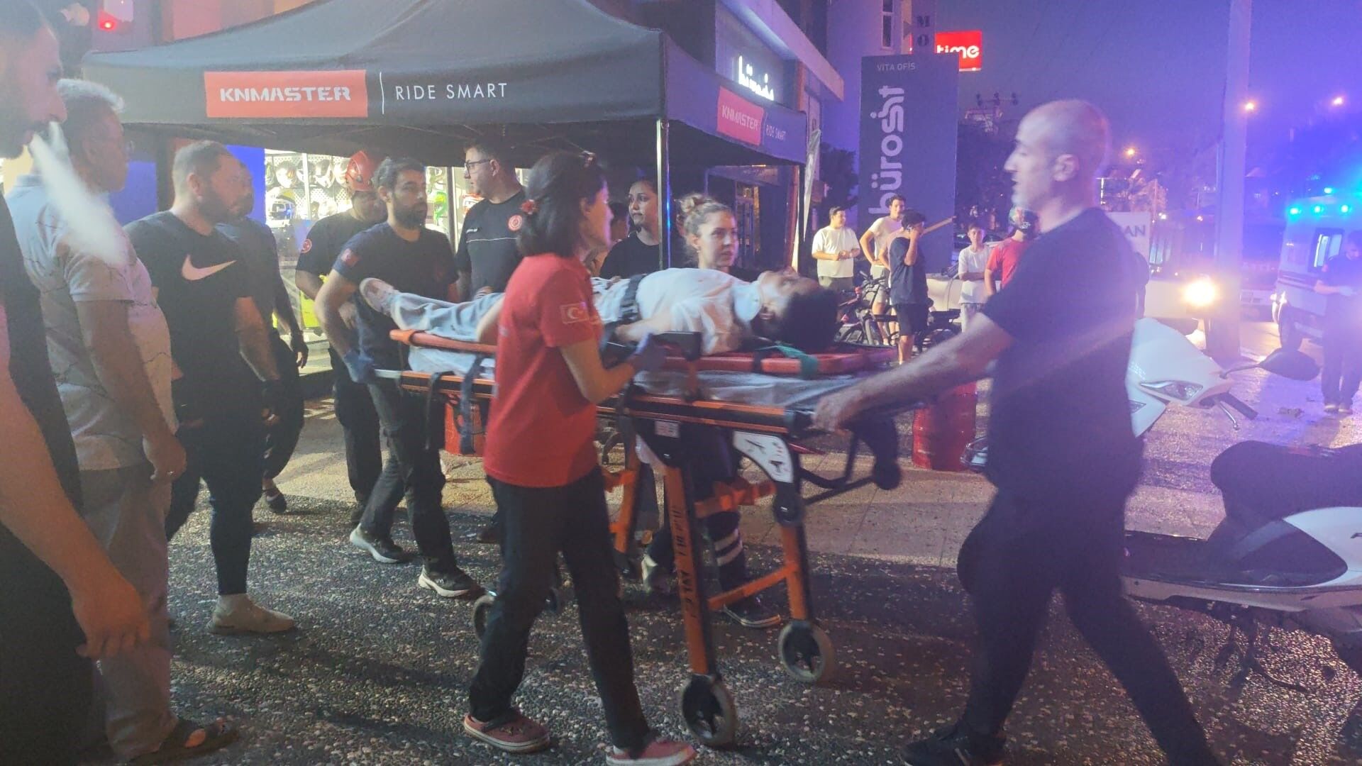 Antalya’da Otomobil Takla Attı, Motoru Yola Fırladı! 2 Kişi Yaralandı (2)