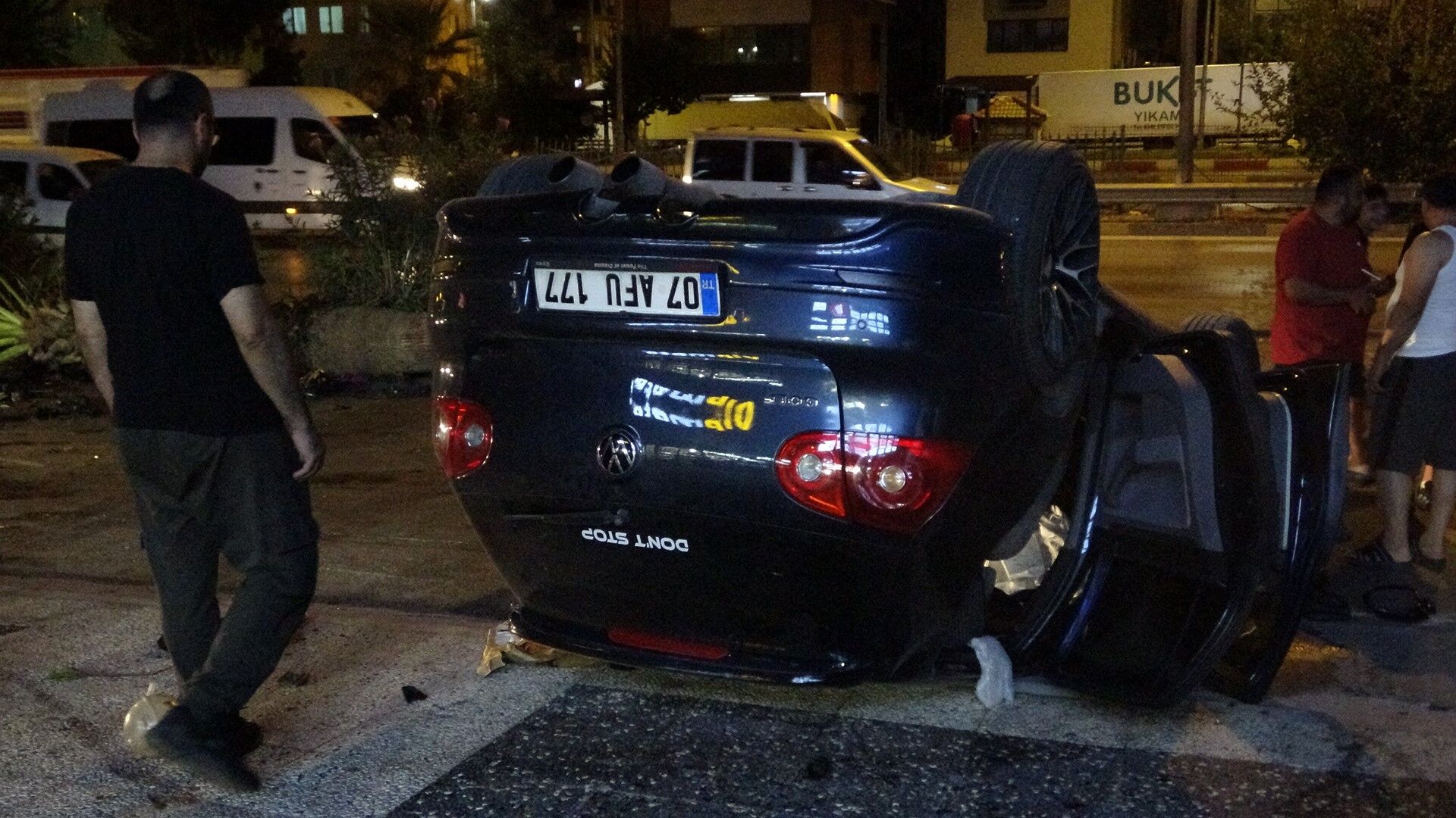 Antalya’da Otomobil Takla Attı, Motoru Yola Fırladı! 2 Kişi Yaralandı (3)