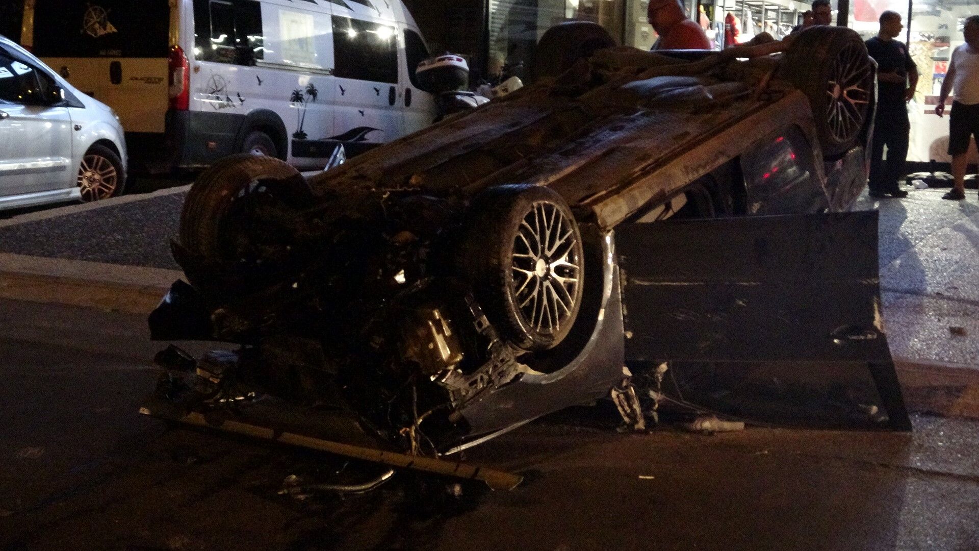 Antalya’da Otomobil Takla Attı, Motoru Yola Fırladı! 2 Kişi Yaralandı (5)