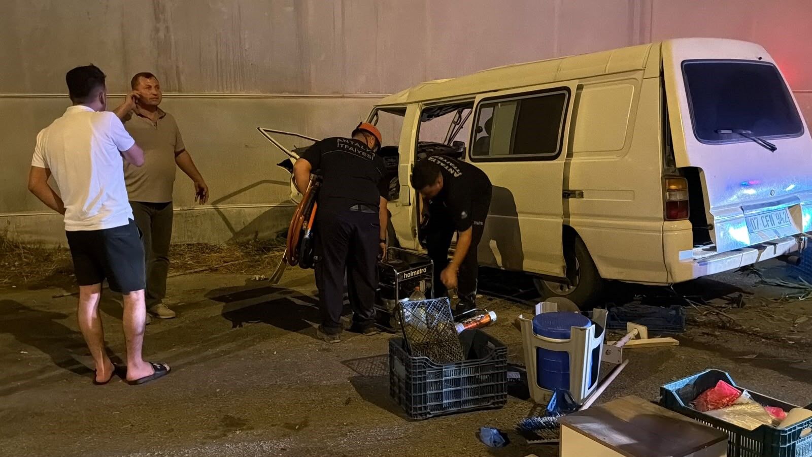 Antalya’da Panelvan Direği Yıkıp Seraya Çarptı (1)-1