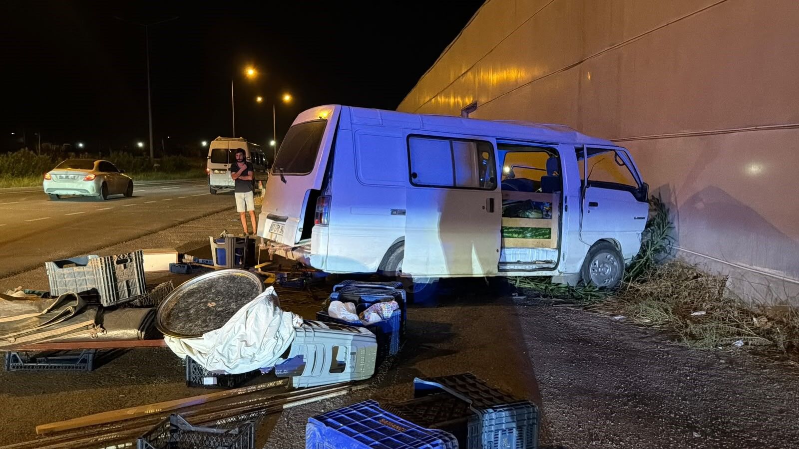 Antalya’da Panelvan Direği Yıkıp Seraya Çarptı (2)
