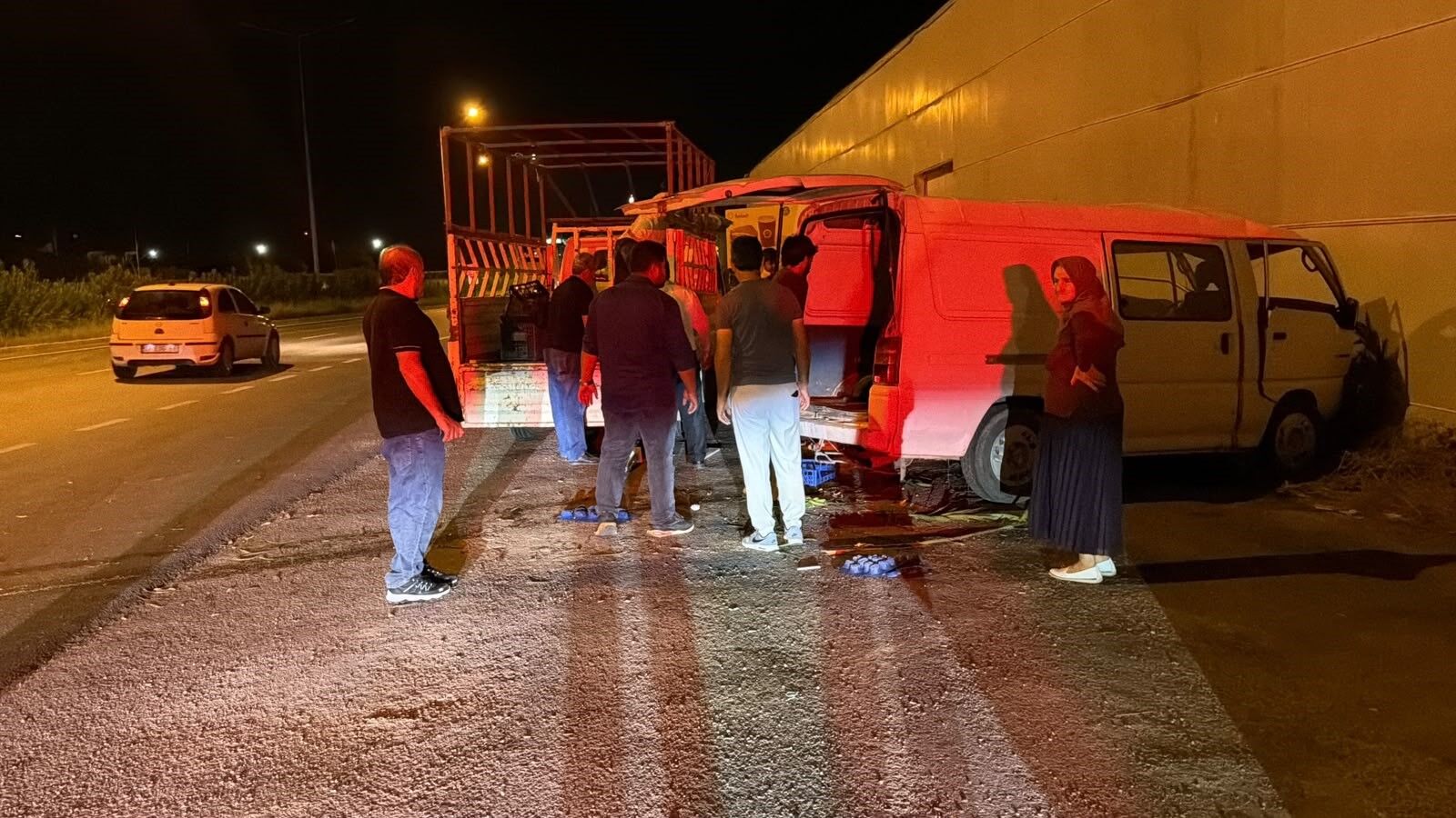 Antalya’da Panelvan Direği Yıkıp Seraya Çarptı (4)