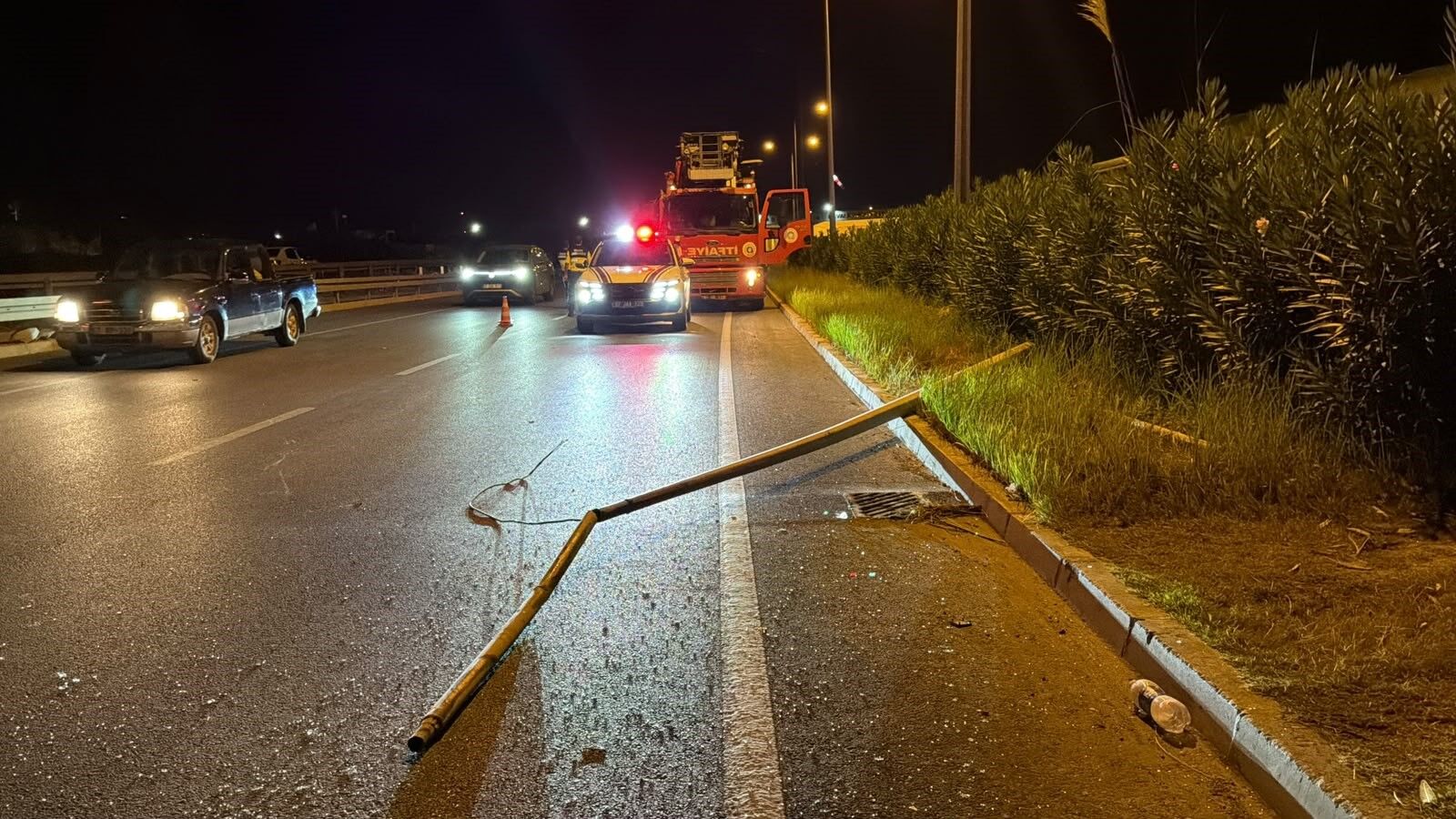 Antalya’da Panelvan Direği Yıkıp Seraya Çarptı (5)