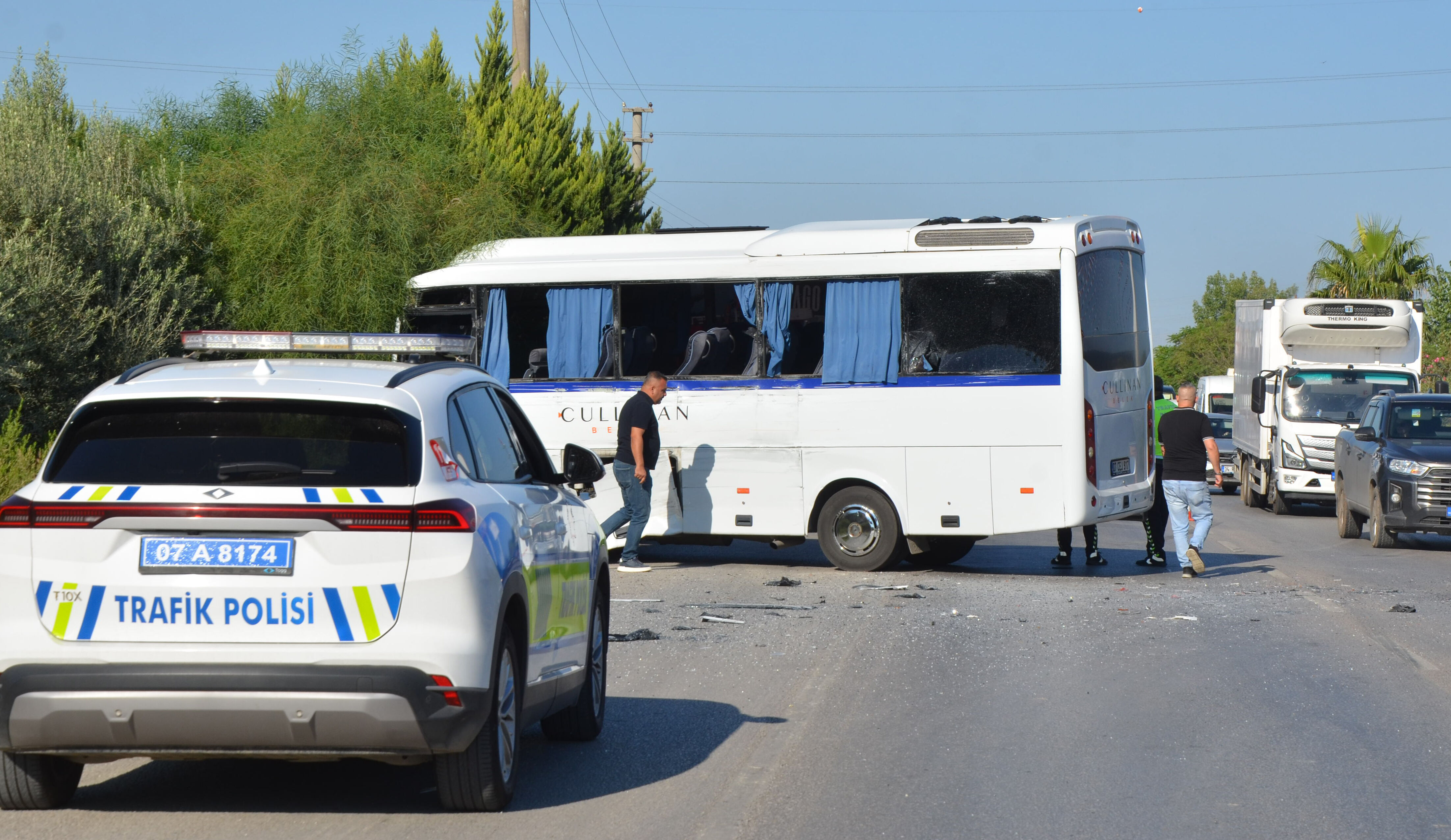Antalya'da Servis Midibüsü Tur Otobüsüne Çarptı! 1'I Ağır 6 Yaralı (1)