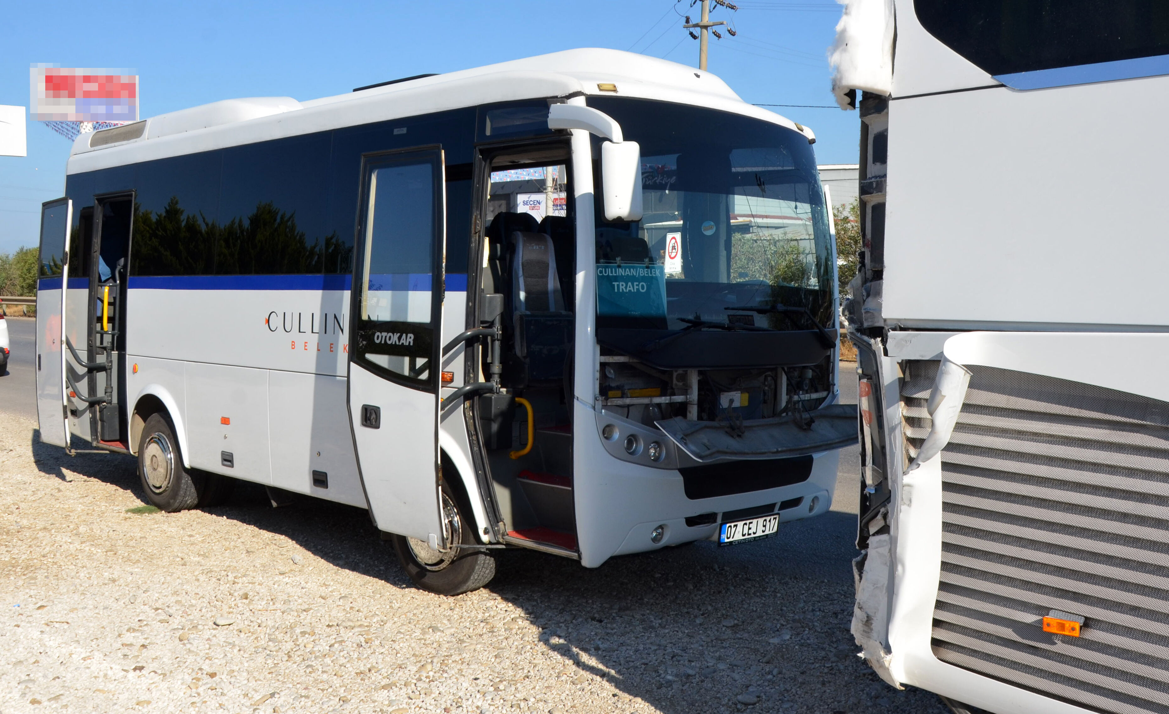 Antalya'da Servis Midibüsü Tur Otobüsüne Çarptı! 1'I Ağır 6 Yaralı (2)