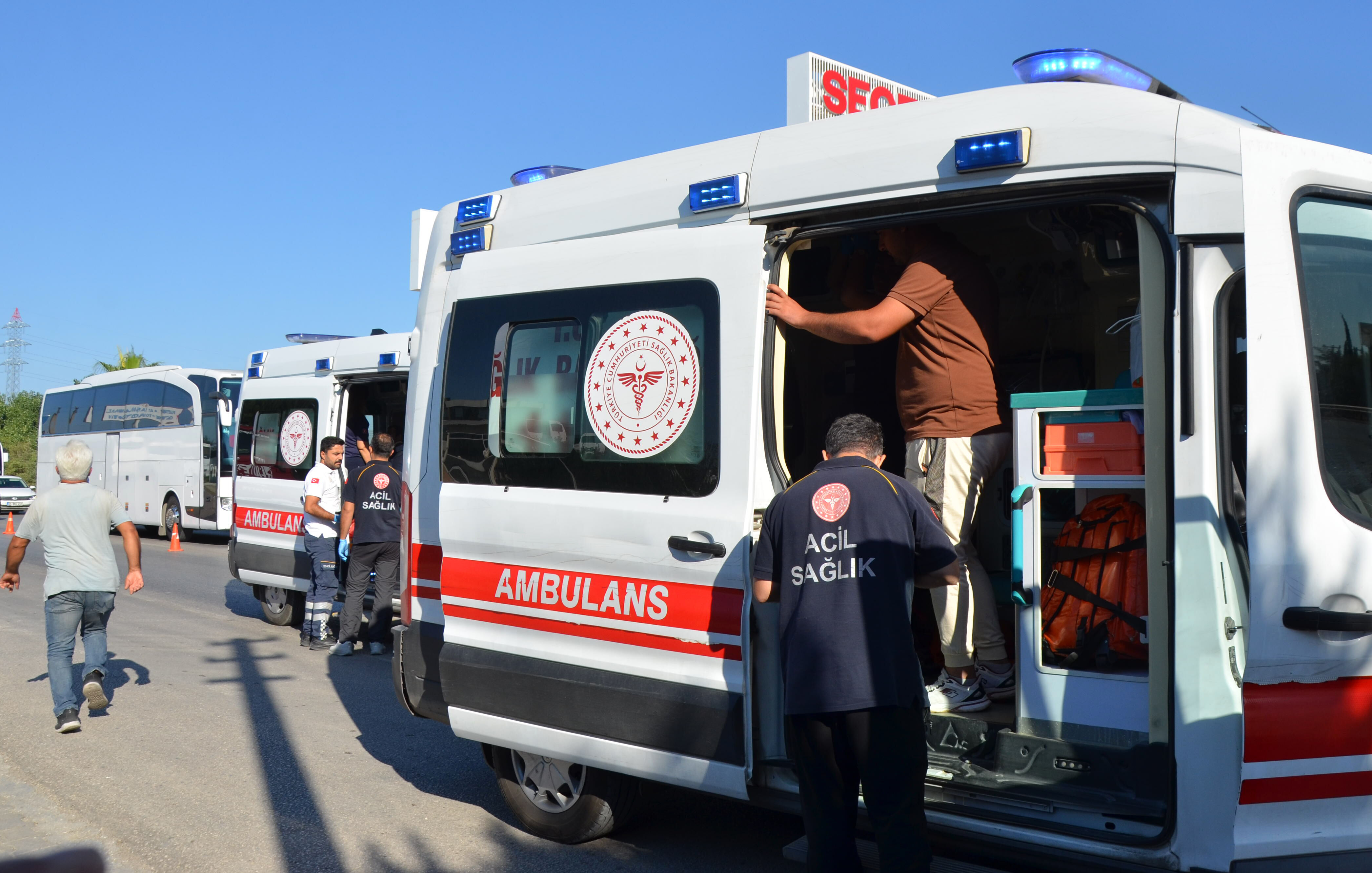 Antalya'da Servis Midibüsü Tur Otobüsüne Çarptı! 1'I Ağır 6 Yaralı (3)