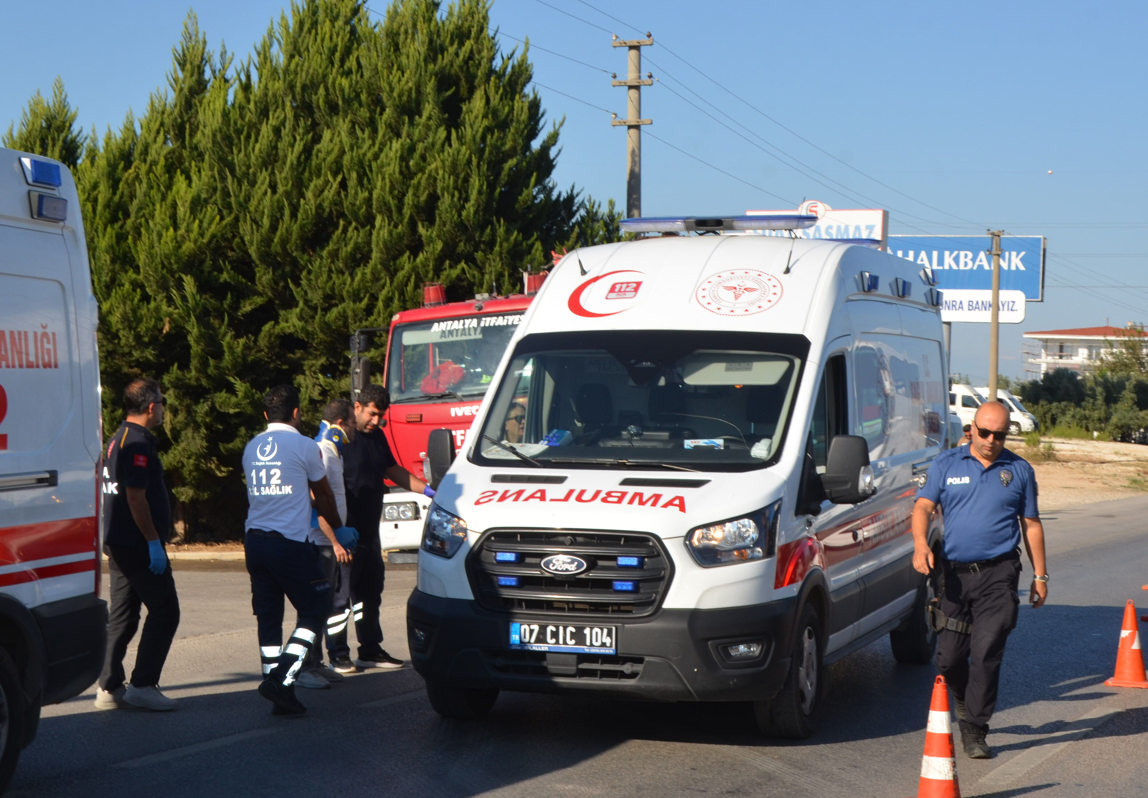 Antalya'da Servis Midibüsü Tur Otobüsüne Çarptı! 1'I Ağır 6 Yaralı (5)