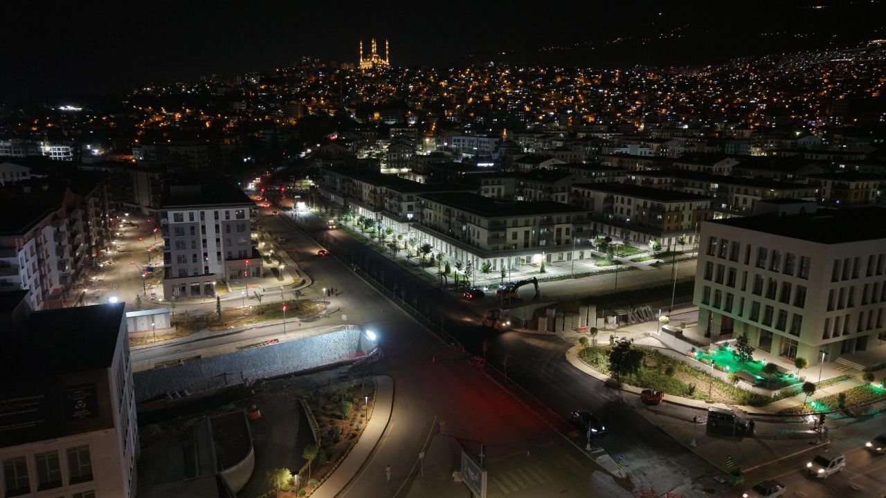 Kahramanmaraş'ta asfalt seferberliği 22 noktada sürdürüyor