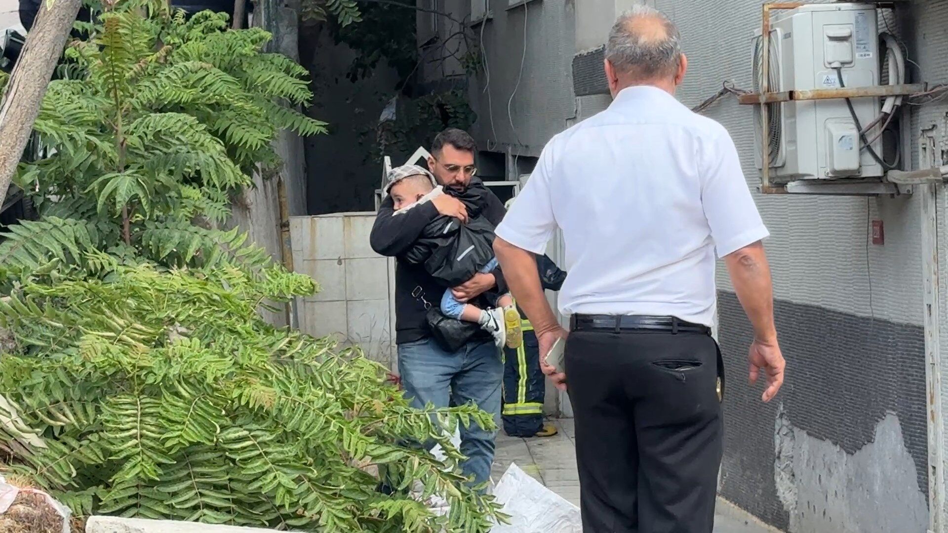 Avcılar'da Elektrik Panosu Yandı! 1'I Çocuk 5 Kişi Tahliye Edildi (1)