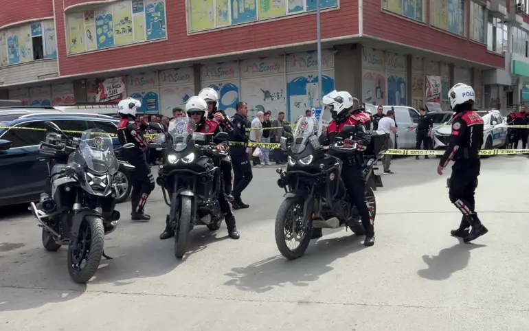 Babasını Darbeden Kişiye Tabancayla Bacağından Yaraladı (2)
