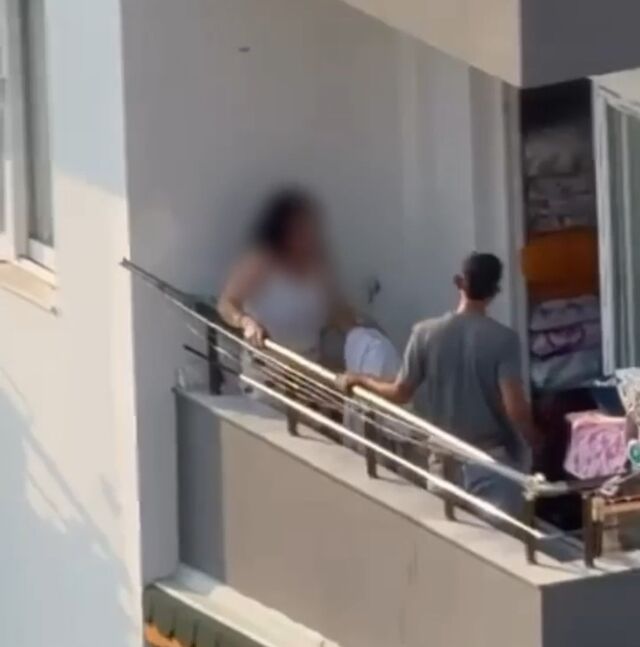 Balkonda Kadına Şiddet Kamerada! “Yapma, Bırak” Diye Yardım İstedi (3)