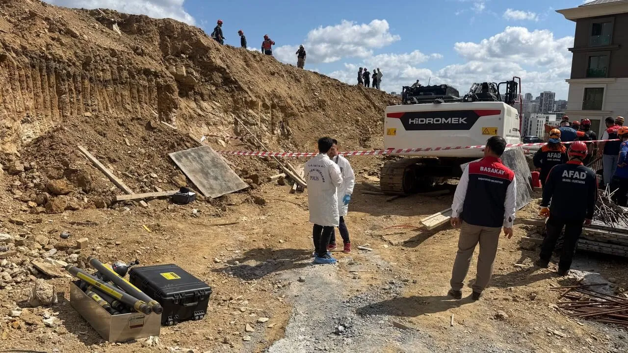 Başakşehir'de Inşaat Alanında Göçük Altında Kalan 2 Işçiden 1'I Hayatını Kaybetti