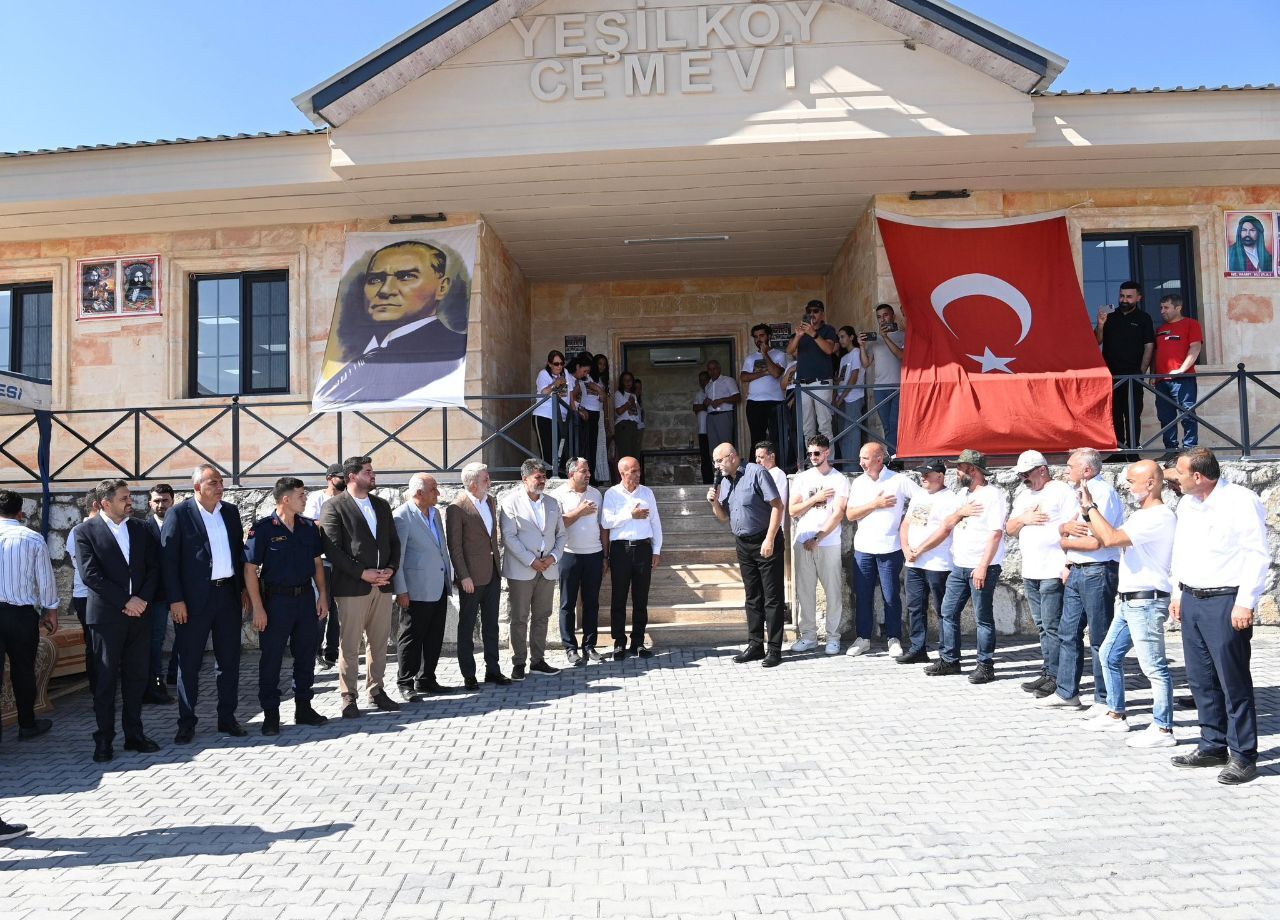Başkan Fırat Görgel'in talimatı hayata geçirildi: Yeşilköy'e 1500 ton asfalt