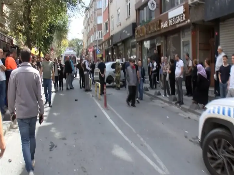 Bayrampaşa'da Kazada Savrulan Otomobil Berber Dükkanına Çarptı; 2'Si Ağır 5 Yaralı-1