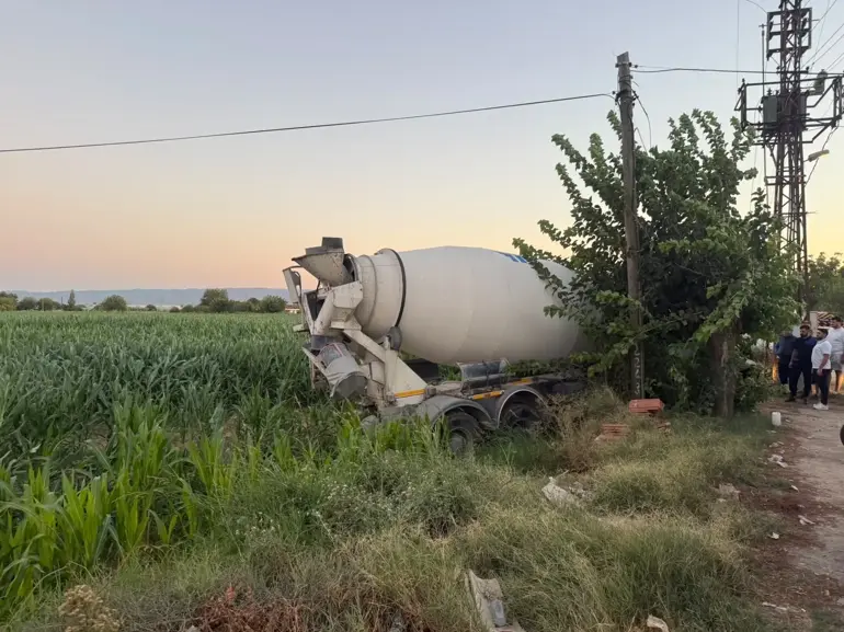 Beton Mikseri Karşı Yola Geçip Iki Minibüsle Çarpıştı; 1 Ölü, 8 Yaralı 1