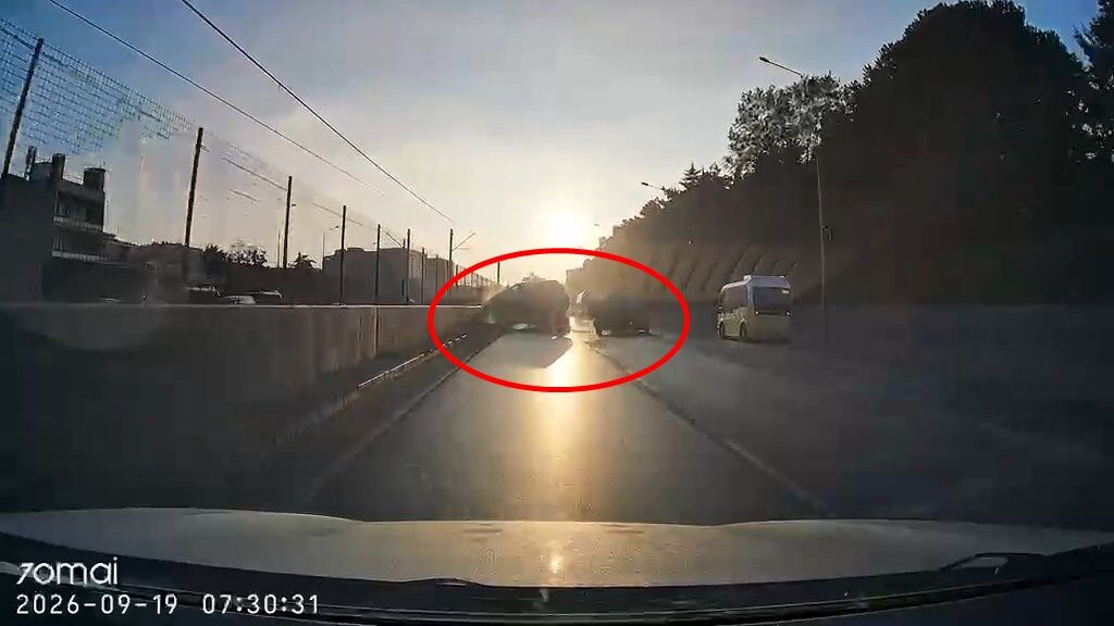 Bursa’da Hafif Ticari Araç Otomobilin Üzerine Devrildi (1)