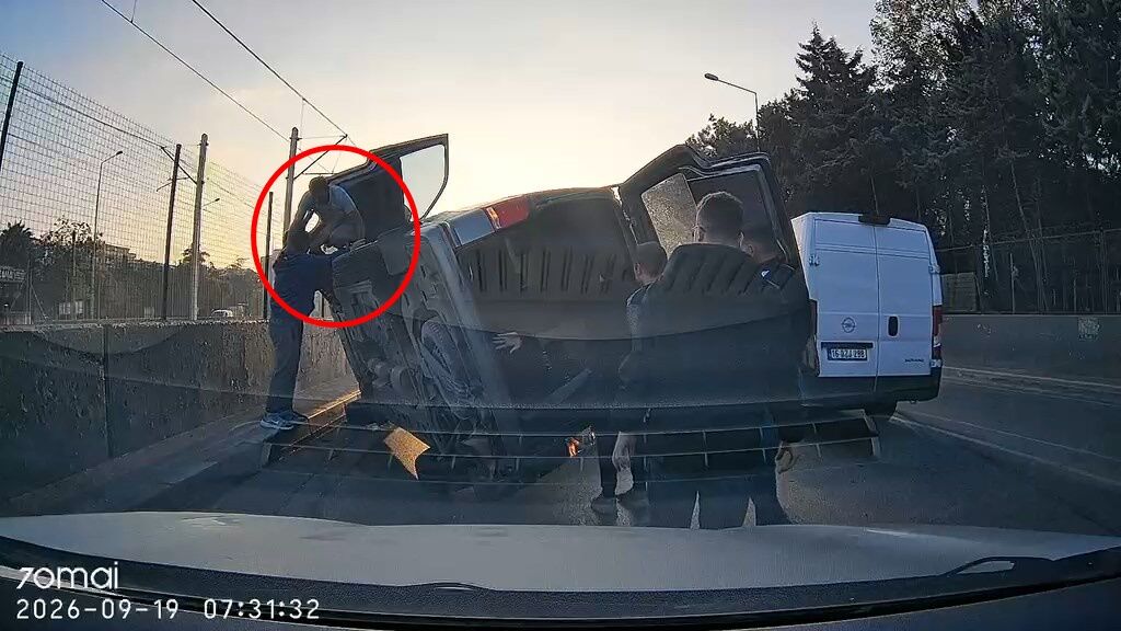 Bursa’da Hafif Ticari Araç Otomobilin Üzerine Devrildi (2)