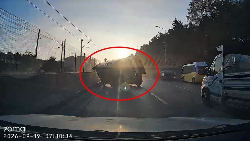 Bursa’da Hafif Ticari Araç Otomobilin Üzerine Devrildi (3)