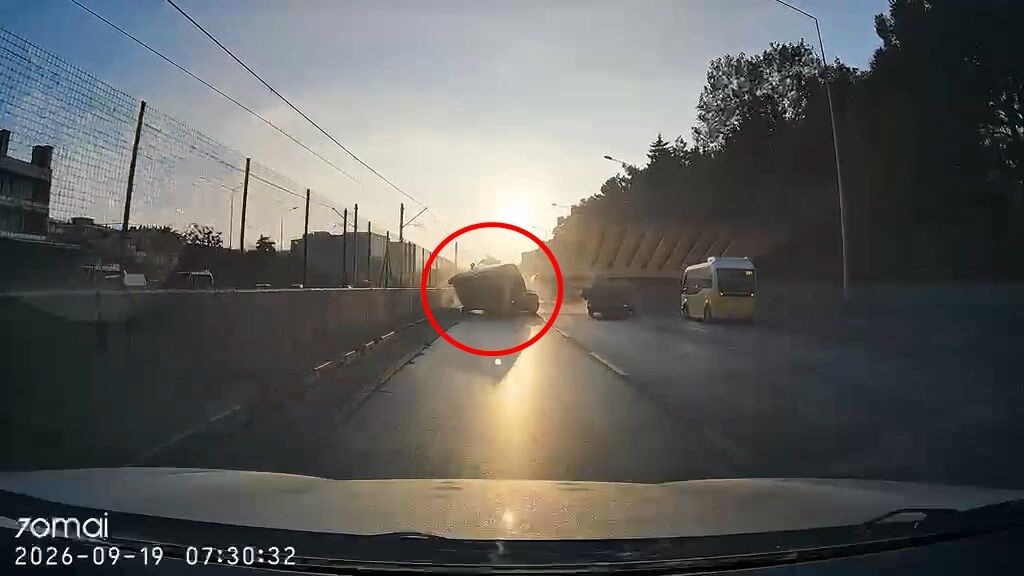 Bursa’da Hafif Ticari Araç Otomobilin Üzerine Devrildi (5)