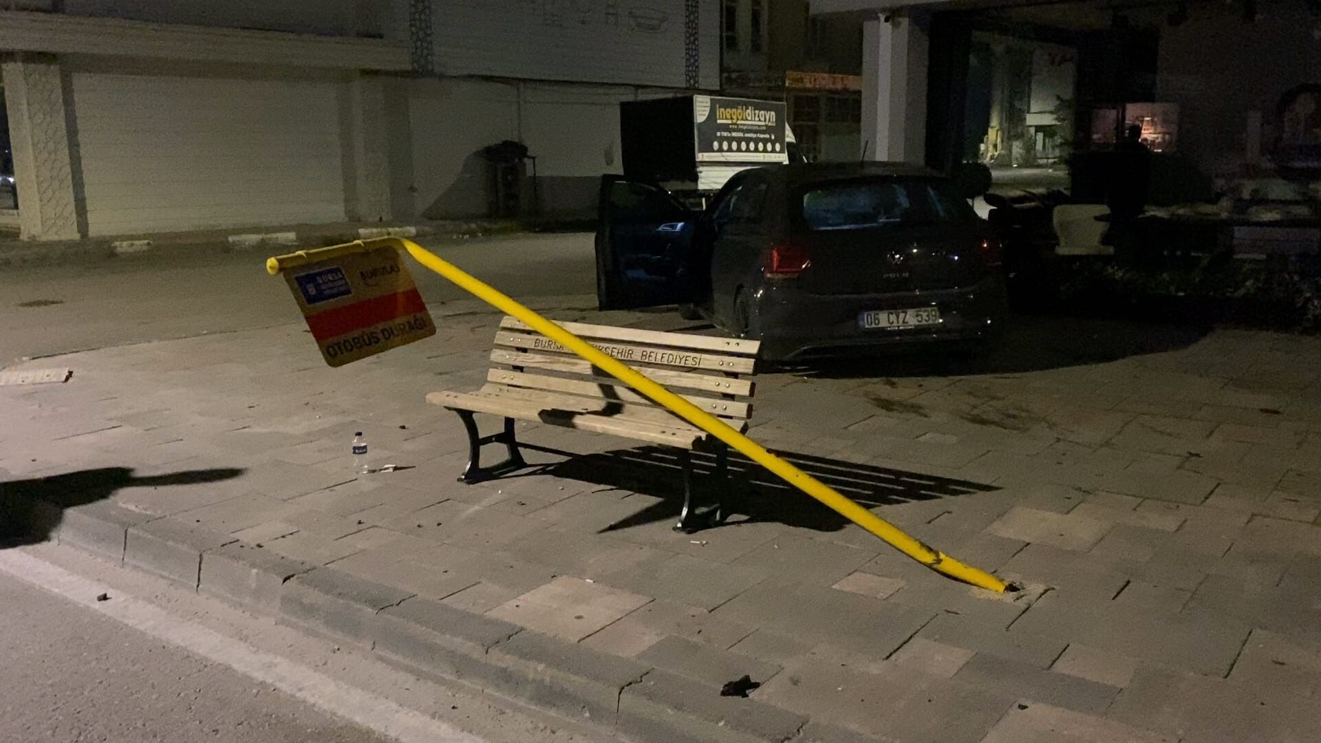 Bursa’da Kontrolden Çıkan Otomobil Kaldırıma Çıkıp Elektrik Panosuna Çarptı (3)