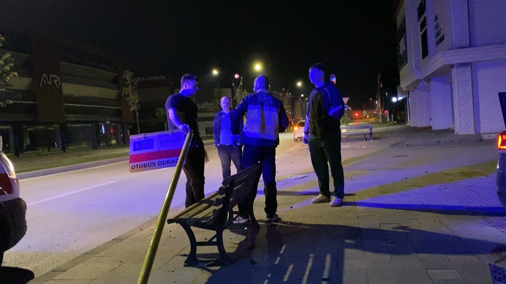 Bursa’da Kontrolden Çıkan Otomobil Kaldırıma Çıkıp Elektrik Panosuna Çarptı (4)