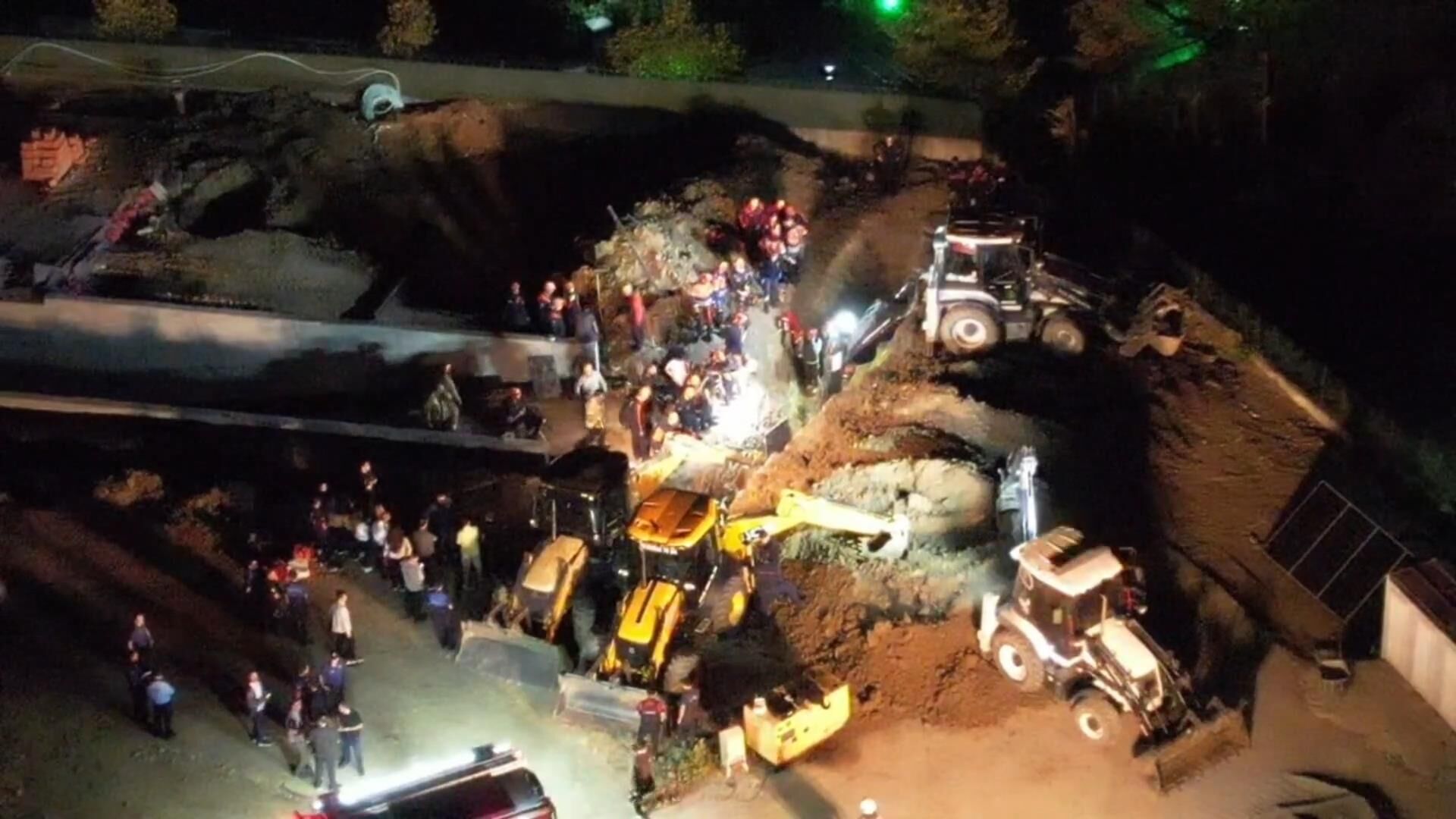 Büyükçekmece’de Villa Bahçesinde Göçük! 1 İşçi Hayatını Kaybetti (3)