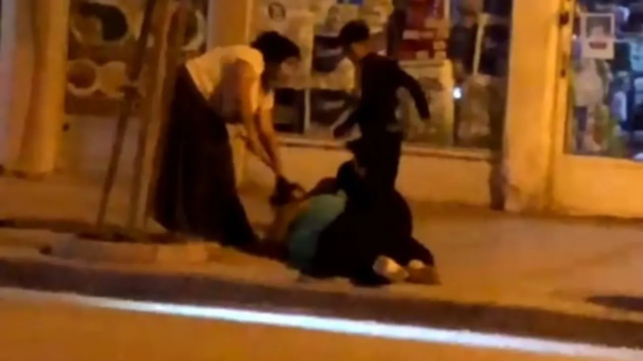 Caddede Sopalı Kavga! İki Kadın Birbirine Girdi