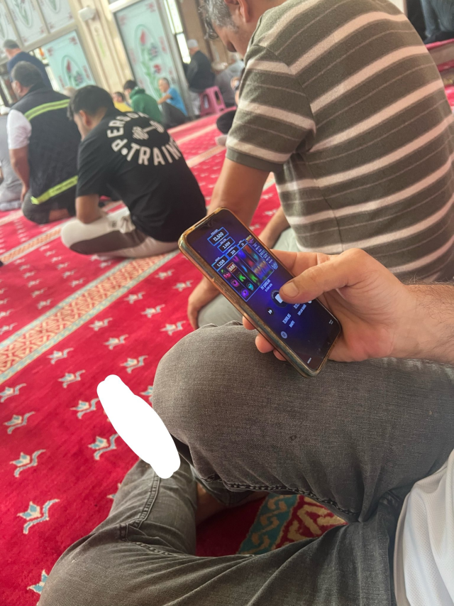 Camide Pes Dedirten Görüntü! Cuma Namazında Kumar Oynadı-1