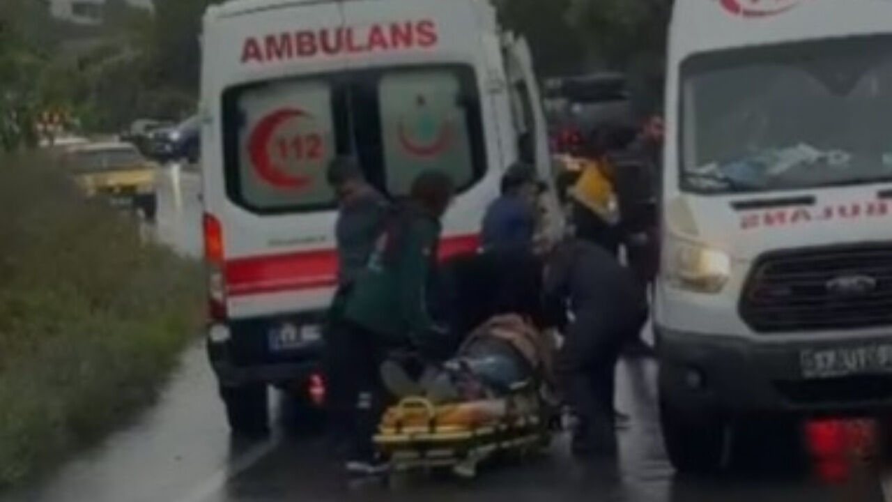 Çanakkale'de minibüs su kanalına devrildi; 1 ölü, 2 yaralı