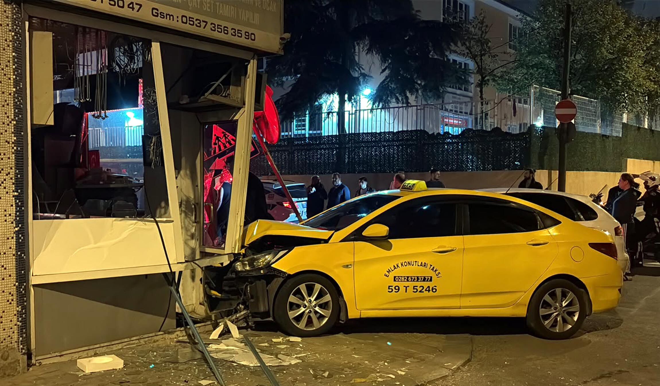 Çorlu’da Otomobil Ve Taksi Çarpışıp İş Yerine Girdi! Sürücü Alkollü Çıktı (4)