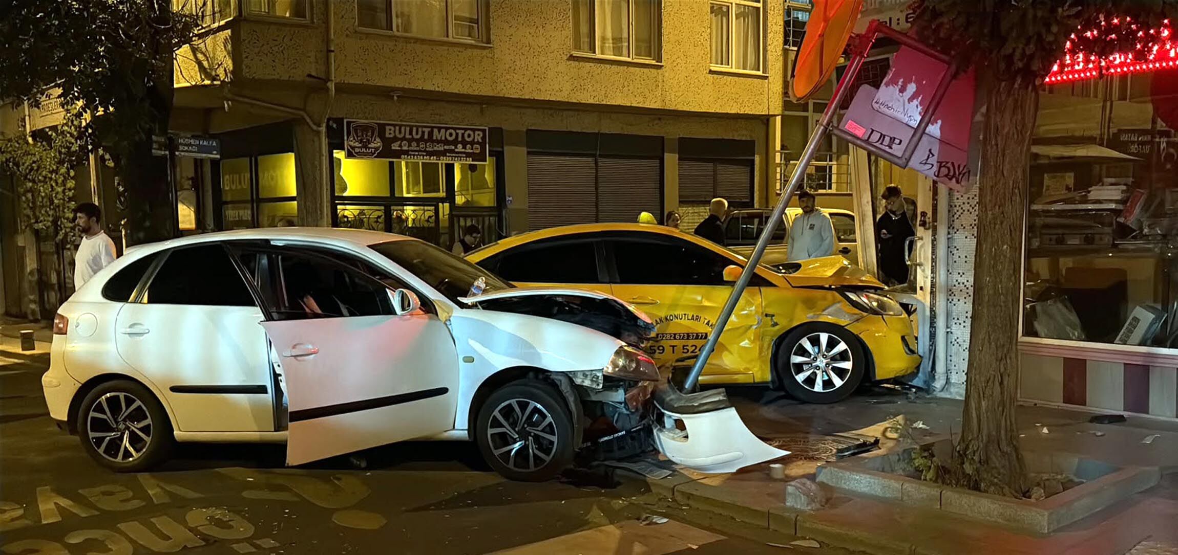 Çorlu’da Otomobil Ve Taksi Çarpışıp İş Yerine Girdi! Sürücü Alkollü Çıktı (5)