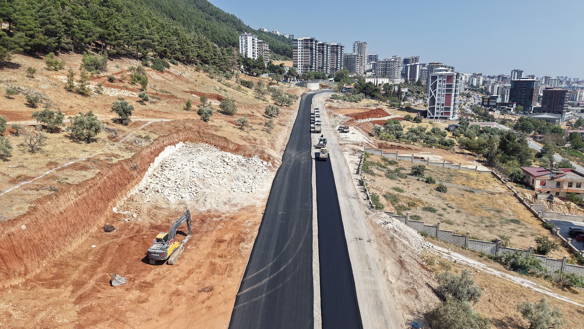 Kahramanmaraş’ta Doğu-Batı ulaşımını güçlendirecek yol asfaltlanıyor