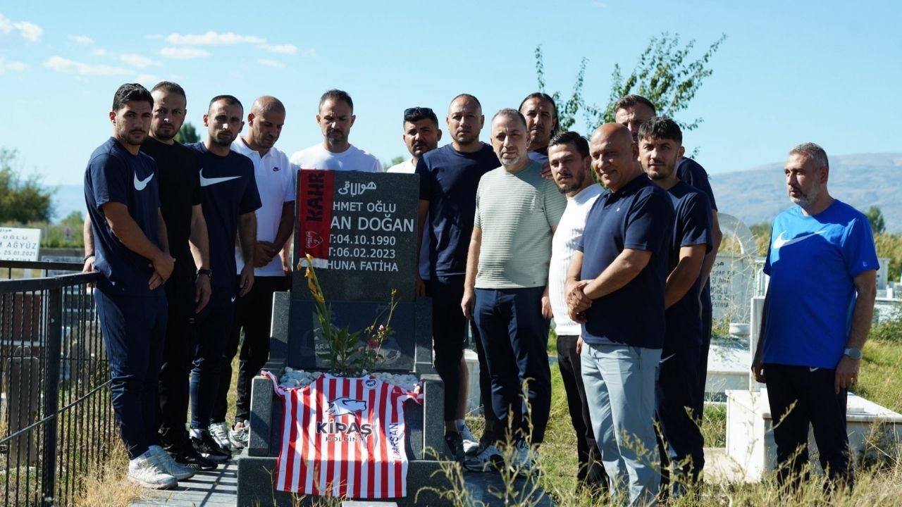 Depremde hayatını kaybeden futbolcu Hakan Doğan mezarı başında anıldı