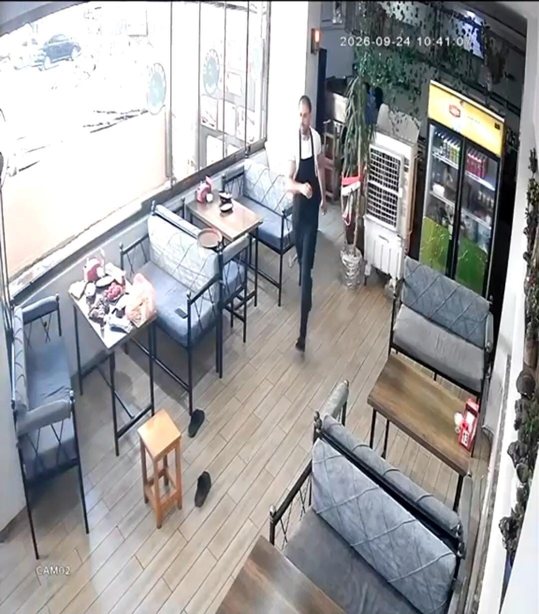 Depremde Terliğini Bırakıp Çorapla Kaçtı
