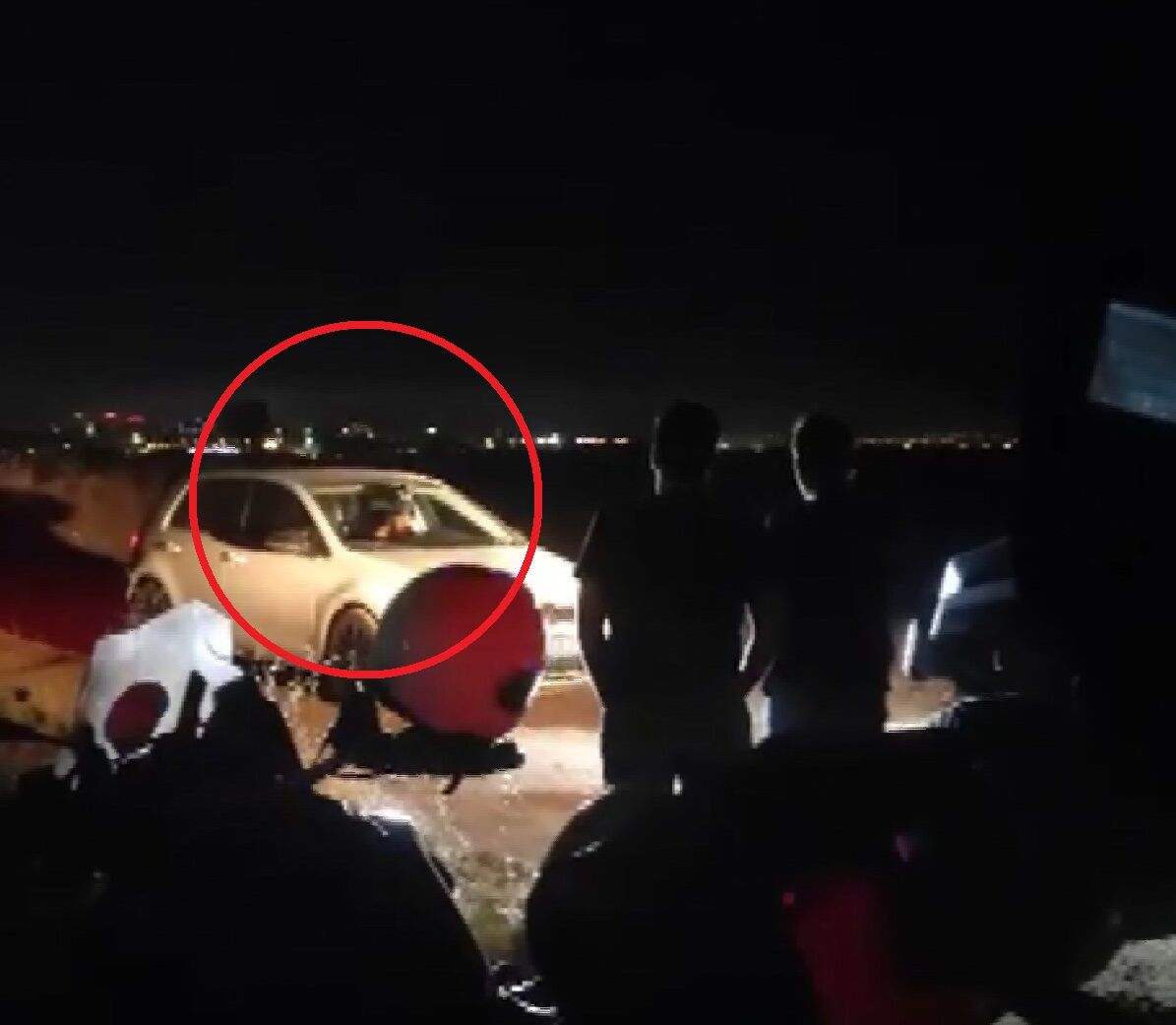 Diyarbakır’da Hareketli Gece! Silahını Başına Dayayıp Aracına Kilitlendi (2)