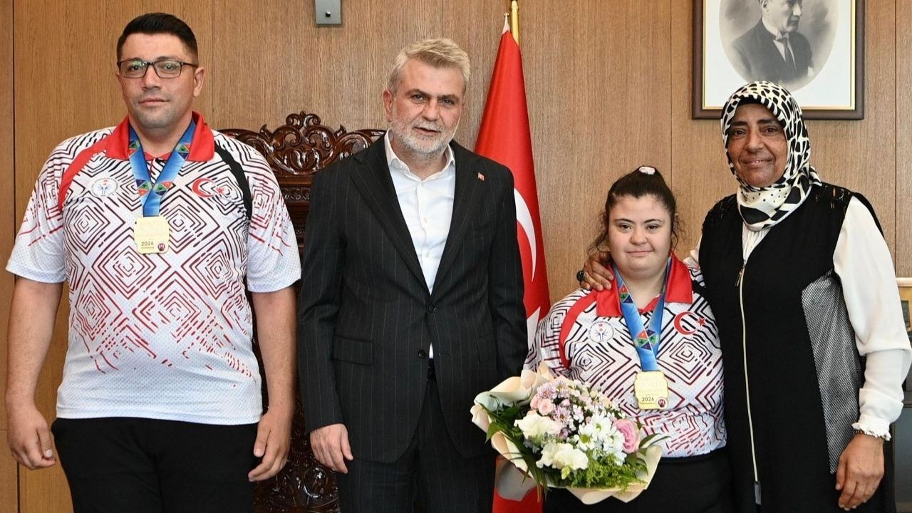 Dünya şampiyonu Zeynep Sude'den Başkan Fırat Görgel'e ziyaret