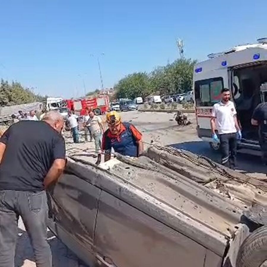 Elazığ’da İki Otomobil Çarpıştı! Araçlardan Biri İkiye Bölündü (1)