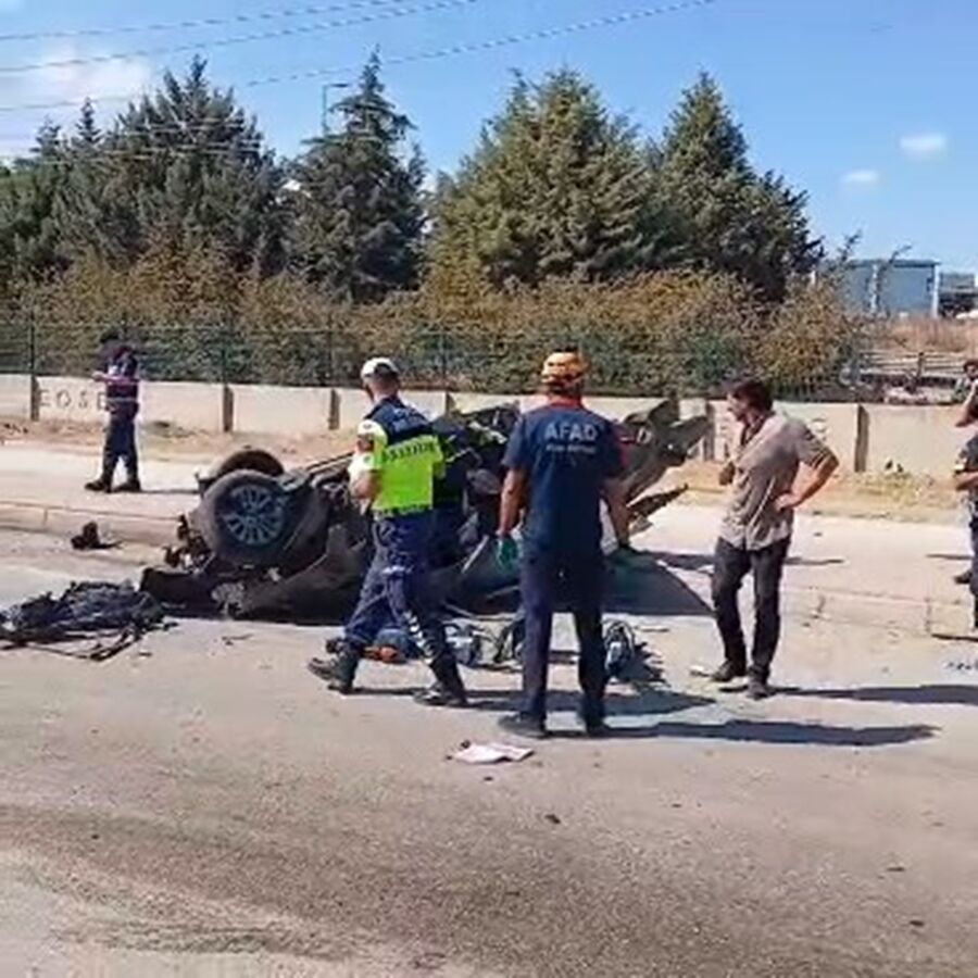 Elazığ’da İki Otomobil Çarpıştı! Araçlardan Biri İkiye Bölündü (2)