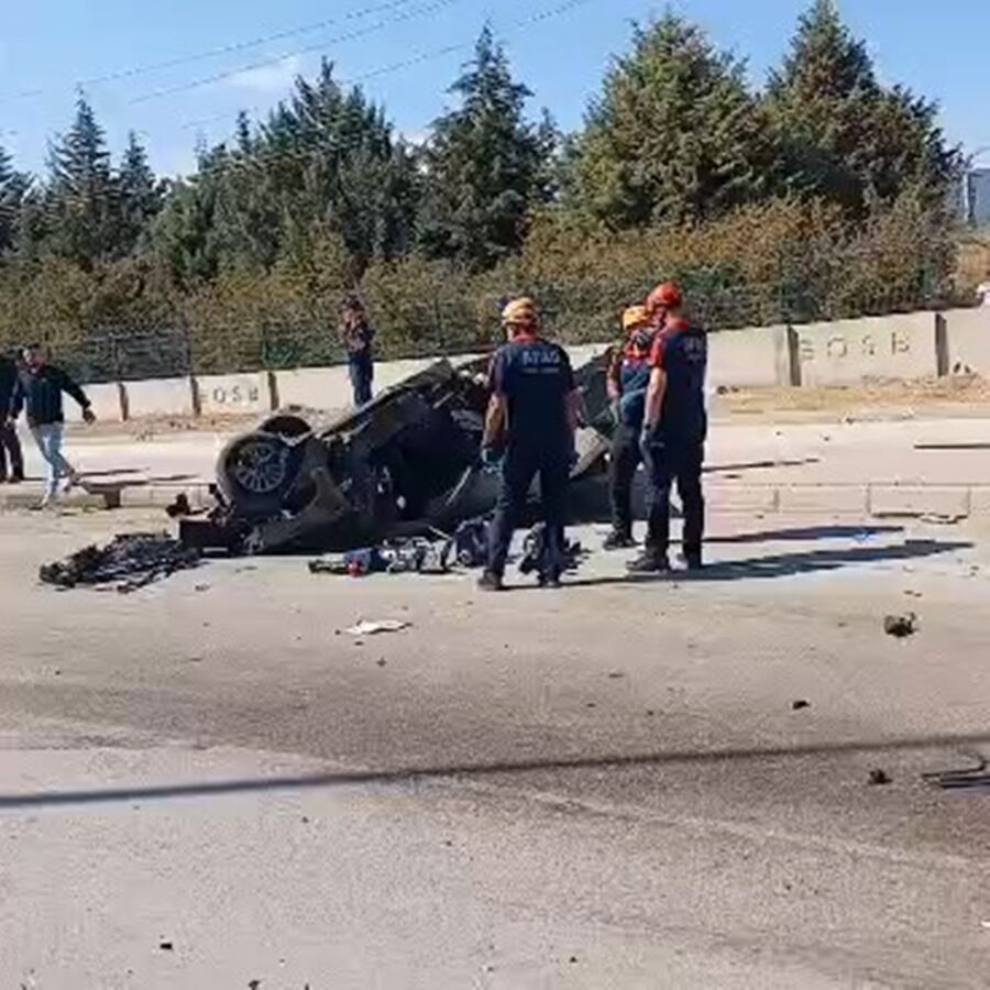 Elazığ’da İki Otomobil Çarpıştı! Araçlardan Biri İkiye Bölündü