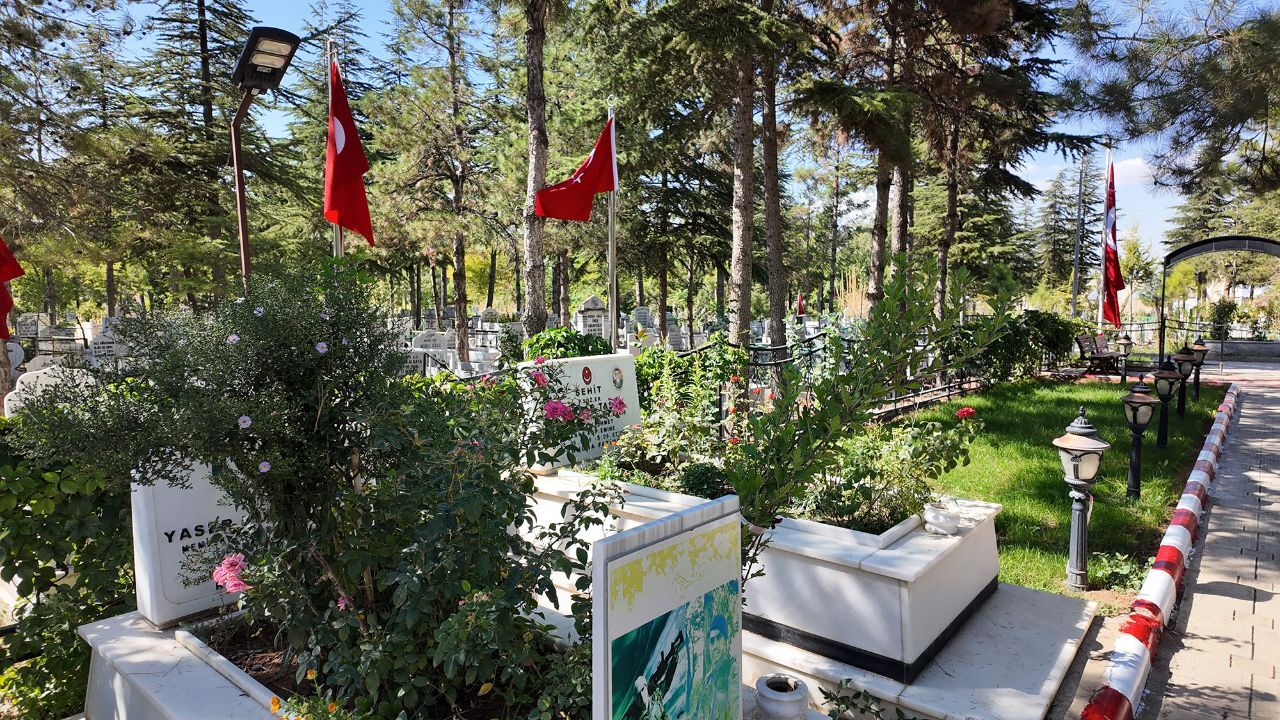 Elbistan mezarlıklarında bakım mesaisi sürüyor