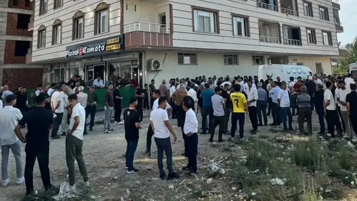 Eşi ve 2 çocuğunu öldürüp, intih*r etti