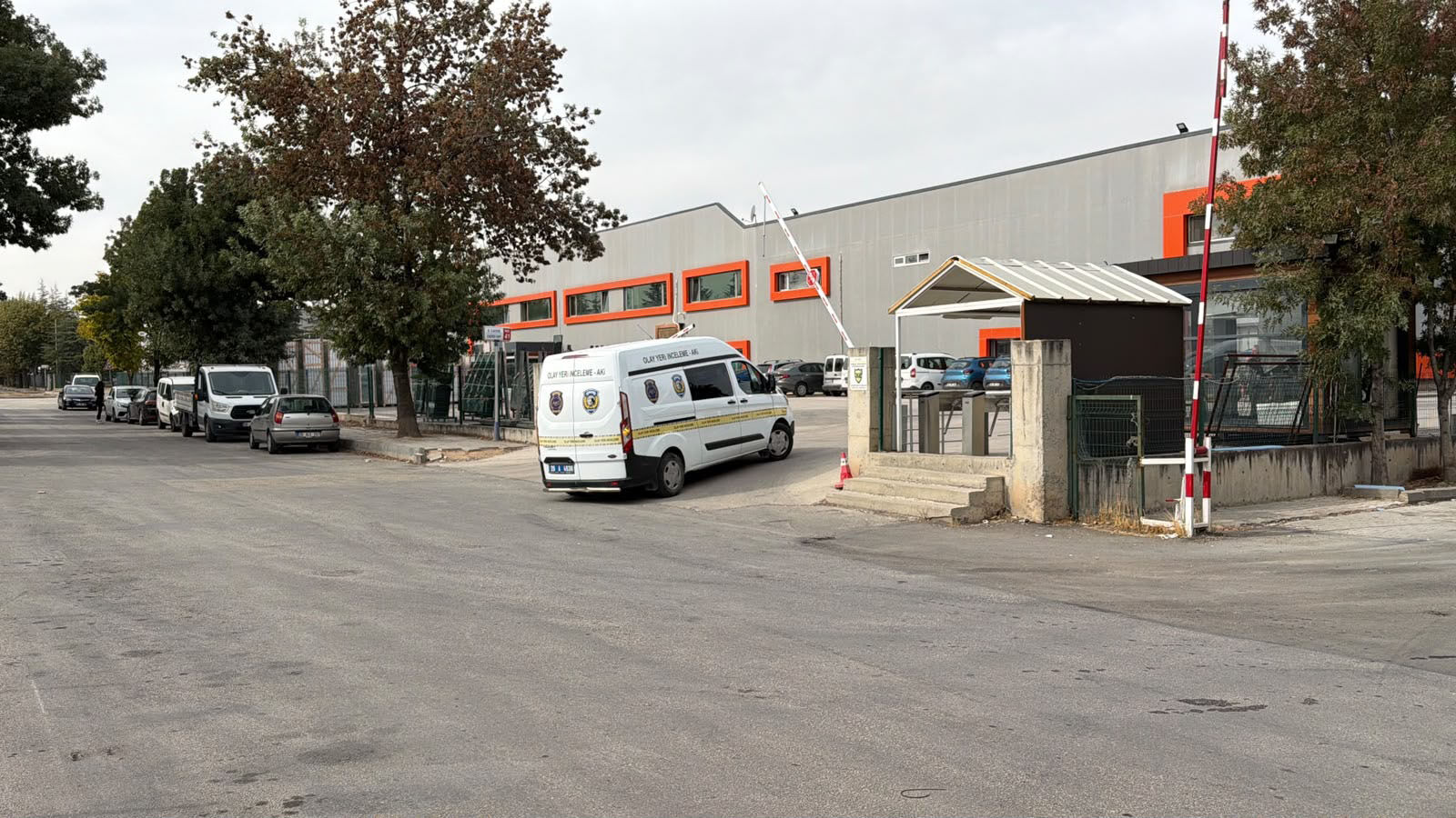 Eskişehir’de Fabrikada Feci Olay! Çatıdan Düşen İşçi Hayatını Kaybetti (2)
