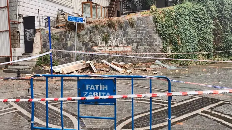 Fatih'te Yıkım Kararı Verilen Otelin Çatı Katı Çöktü; Araçlar Hasar Gördü