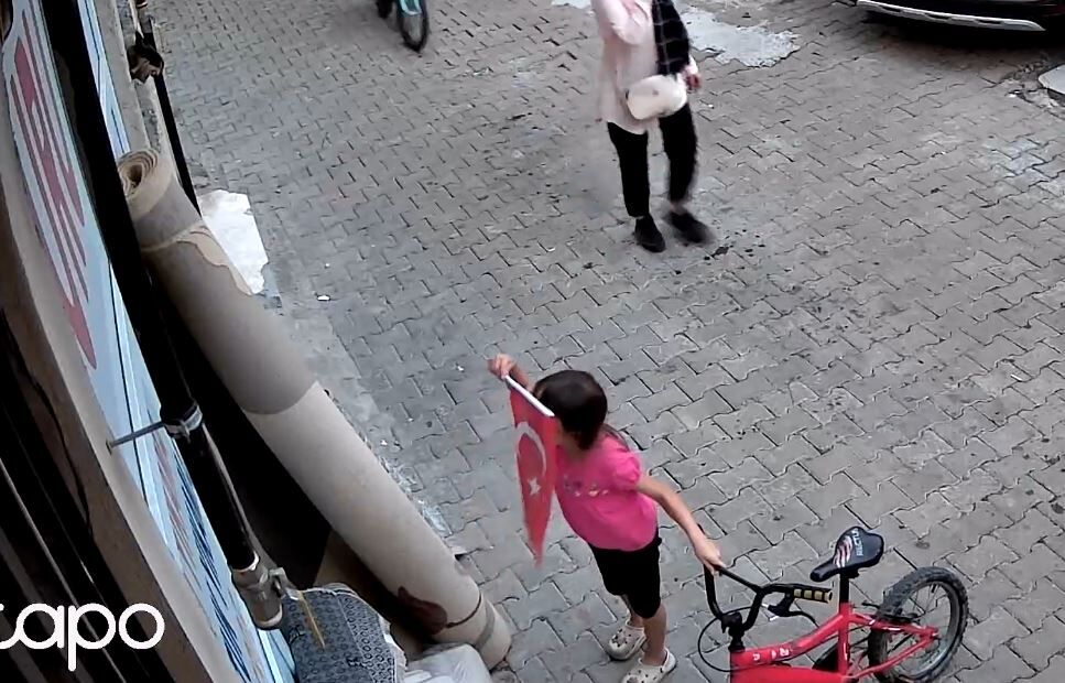 Giresun’da 7 Yaşındaki Nehir’in Türk Bayrağı Hassasiyeti Kamerada (2)