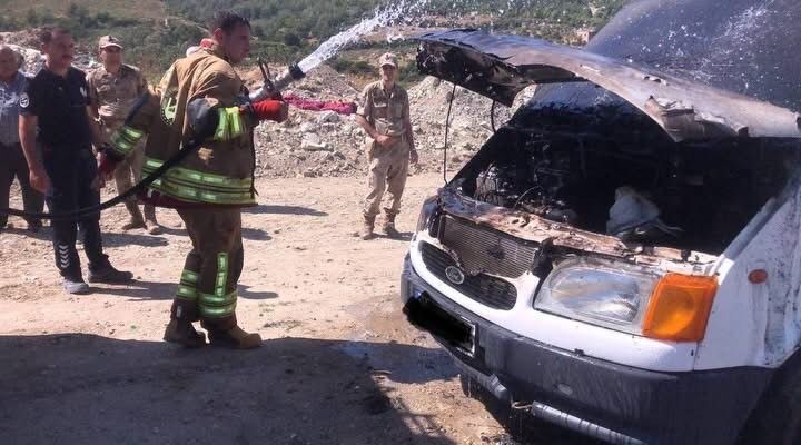 Hatay Antakya’da Seyir Halindeki Minibüsten Alevler Yükseldi (1)