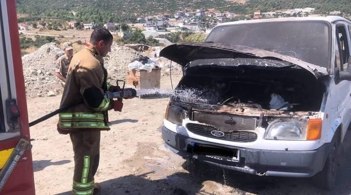 Hatay Antakya’da Seyir Halindeki Minibüsten Alevler Yükseldi