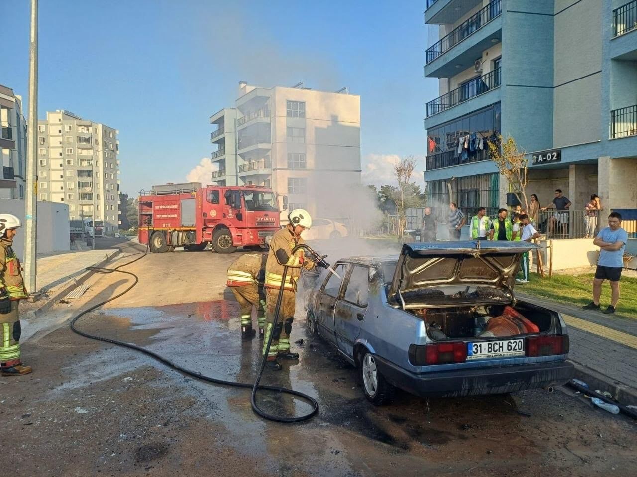 Hatay İskenderun’da Park Halindeki Tofaş Alevlere Teslim Oldu