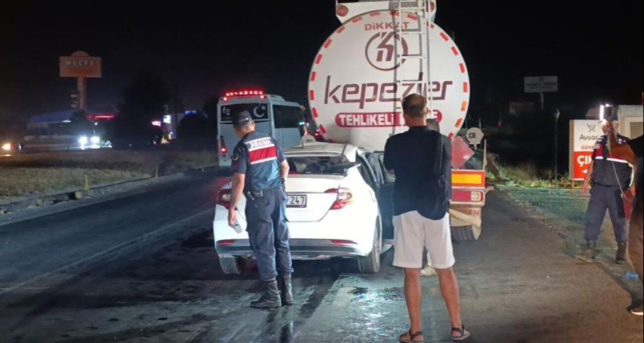 Akaryakıt tankerine arkadan çarpan otomobil 100 metre sürüklendi: 1 ölü