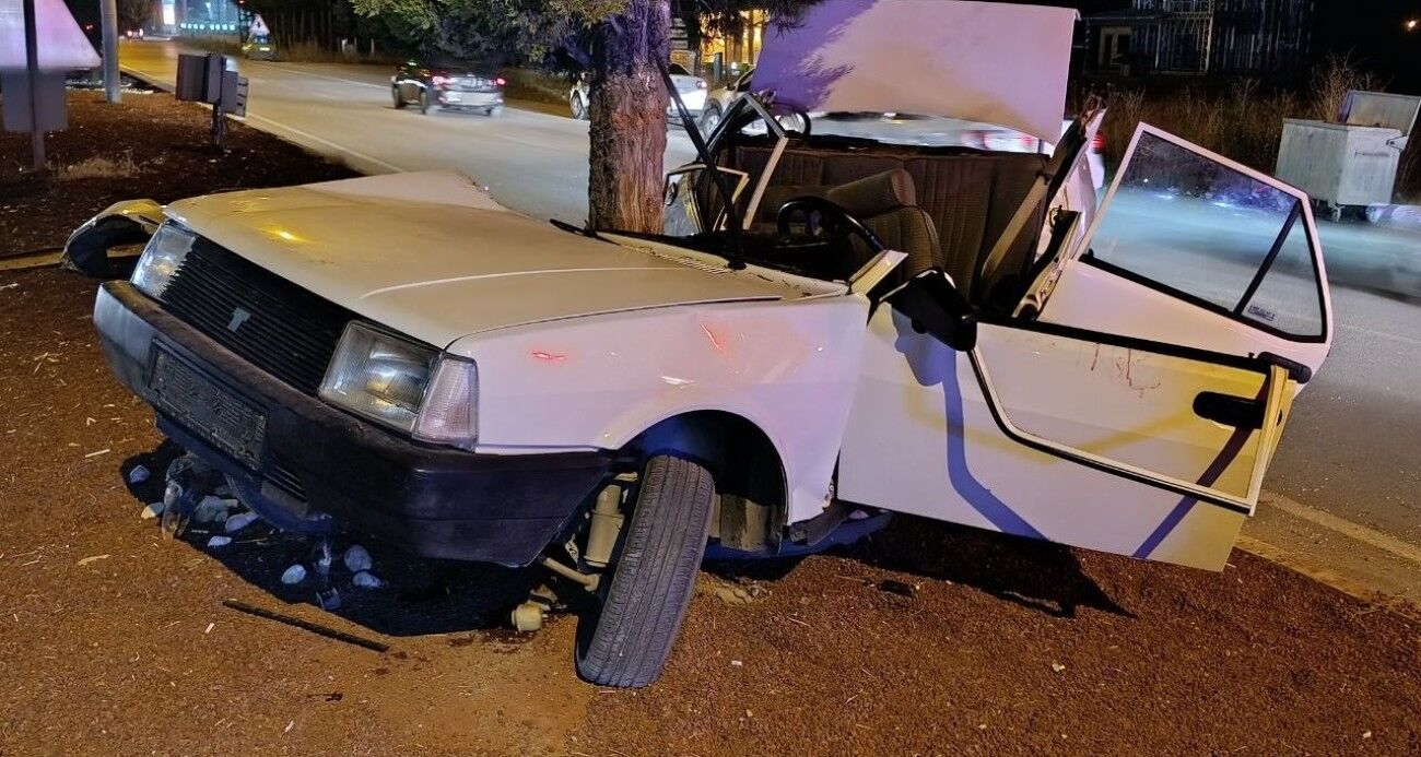 TOFAŞ otomobil ağaca çarptı: 1’i ağır 2 yaralı