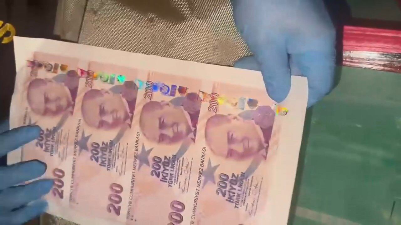 İstanbul'da Sahte Para Operasyonu! Milyonlarca Avro Ele Geçirildi (1)